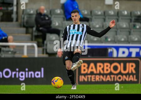 Ciaran Clark n.2 di Newcastle si è unita alla palla Foto Stock
