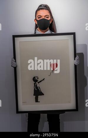 Londra, Regno Unito. 26 Marzo 2021. Banksy, ragazza con palloncino, numerato 46/150, stima: £300,000-500,000 - dietro porte chiuse: I preparativi si svolgono a Christie's davanti alle stampe & Multiple e Banksy: Non posso credere che moroni effettivamente acquistare questo SH*T Vendita online. Le vendite si svolgono tra il 16-31 marzo e sono entrambe online. Credit: Guy Bell/Alamy Live News Foto Stock