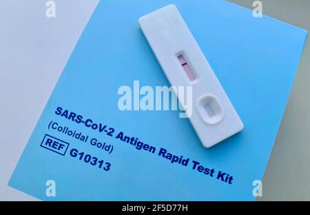 Test rapido antigene SARS-COV-2 negativo Foto Stock