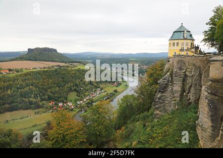 Koenigstein Fortezza e vista sul fiume Elba, e le montagne tabella Lilienstein e Koenigsstein, Germania, Sassonia Foto Stock