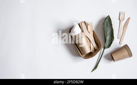 Utensili monouso ecologici in legno di bambù e carta vista dall'alto. Il concetto di salvare il pianeta, il rifiuto della plastica. Foto Stock