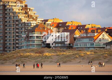 appartamenti lungo la costa belga, Belgio, Fiandre Occidentali, Nieuwpoort Foto Stock