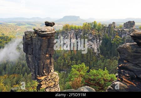 Wehlnadel (ago di roccia wehl) di fronte alla formazione rocciosa del Bastei, Germania, Sassonia, Saxon Svizzera Parco Nazionale, Rathen Foto Stock