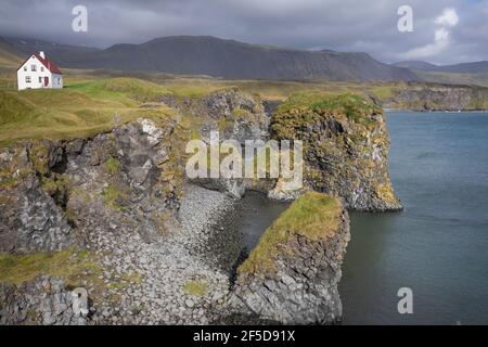 Costa tra Arnarstapi e Hellnar, casa sul mare, Islanda occidentale, Islanda, Snaefellsnes Foto Stock
