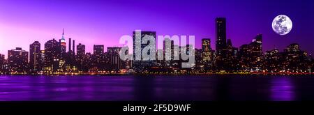 2002 STORICO SKYLINE DI MIDTOWN EAST RIVER MANHATTAN NEW YORK CITY STATI UNITI Foto Stock