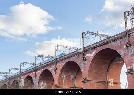 Viadotto ferroviario Stockport sul fiume Mersey, Stockport, Cheshire, Regno Unito. Foto Stock