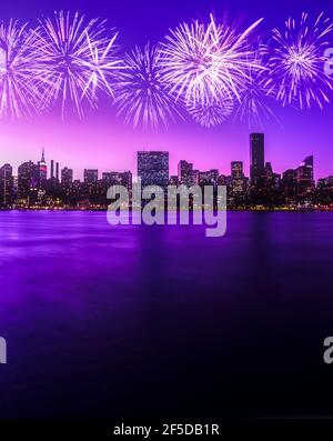 2002 STORICO SKYLINE DI MIDTOWN EAST RIVER MANHATTAN NEW YORK CITY STATI UNITI Foto Stock