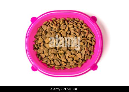 asciugare gli alimenti per gatti in un recipiente di plastica rosa isolato su bianco Sfondo Vista dall'alto piatto Lay Delicious Treat per il tuo amato Concetto di PET Food for Animals Foto Stock