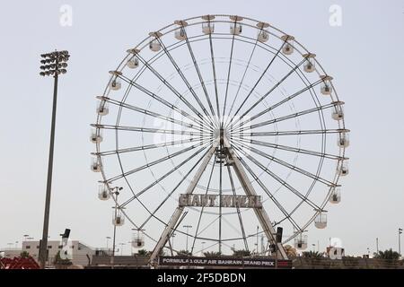 Sakhir, Bahrein. 26 Marzo 2021. Circuito atmosfera - ruota gigante. 26.03.2021. Campionato del mondo Formula 1, Rd 1, Gran Premio del Bahrain, Sakhir, Bahrain, Giorno di pratica il credito fotografico dovrebbe essere: XPB/immagini di associazione di stampa. Credit: XPB Images Ltd/Alamy Live News Foto Stock