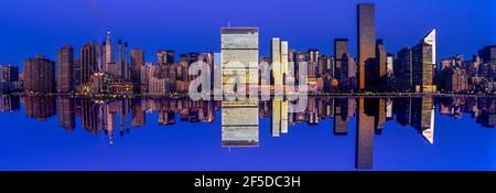 2002 STORICO SKYLINE DI MIDTOWN EAST RIVER MANHATTAN NEW YORK CITY STATI UNITI Foto Stock