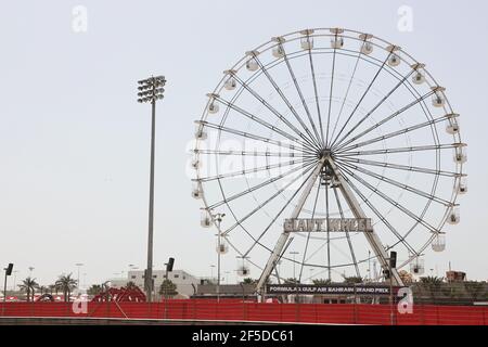 Sakhir, Bahrein. 26 Marzo 2021. Circuito atmosfera - ruota gigante. 26.03.2021. Campionato del mondo Formula 1, Rd 1, Gran Premio del Bahrain, Sakhir, Bahrain, Giorno di pratica il credito fotografico dovrebbe essere: XPB/immagini di associazione di stampa. Credit: XPB Images Ltd/Alamy Live News Foto Stock