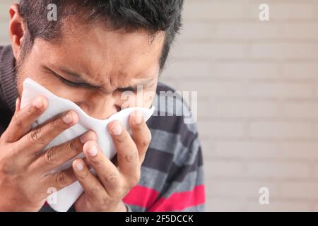 giovane asiatico tosse e starnuti da vicino Foto Stock