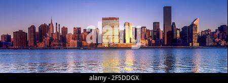 2002 STORICO SKYLINE DI MIDTOWN MANHATTAN NEW YORK CITTÀ STATI UNITI Foto Stock