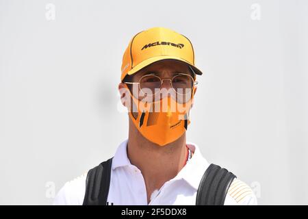 Sakhir, Bahrein. 26 Marzo 2021. Motorsport, Campionato del mondo di Formula uno, Gran Premio del Bahrain, Paddock arrivo: Daniel Ricciardo del team di F1 McLaren. Credit: Hasan Brantic/dpa/Alamy Live News Foto Stock