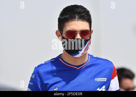 Sakhir, Bahrein. 26 Marzo 2021. Motorsport, Campionato del mondo di Formula 1, Gran Premio del Bahrain, arrivo dei piloti nel paddock: Esteban OCON del Team Alpine F1. Credit: Hasan Brantic/dpa/Alamy Live News Foto Stock