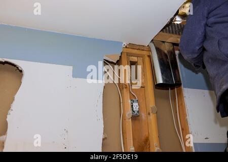 Condotti per impianto di riscaldamento il soffitto montato su sotto costruzione di sistema di tubi di ventilazione in cucina installazione interna su parete bianca del soffitto. Foto Stock