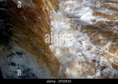 Cascata sul fiume Ribble dopo autunnal downpour, churning acqua, North Yorkshire, Regno Unito Foto Stock