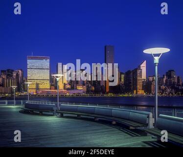 2002 STORICO SKYLINE DI MIDTOWN MANHATTAN EAST RIVER DA GANTRY PLAZA STATE PARK LONG ISLAND CITY NEW YORK CITY USA Foto Stock