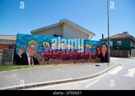 Portogallo. 25 Maggio 2020. Un graffito dell'artista di strada, Mabor raffigurante l'ex presidente degli Stati Uniti Donald Trump che indossa una maschera chirurgica che copre gli occhi e il presidente cinese Xi Jinping sventolando. (Foto di Teresa Nunes/SOPA Images/Sipa USA) Credit: Sipa USA/Alamy Live News Foto Stock