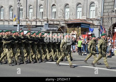 Kiev, Ucraina - 24 2018 agosto: Sfilata del giorno dell'indipendenza sulla via Khreshchatyk Foto Stock