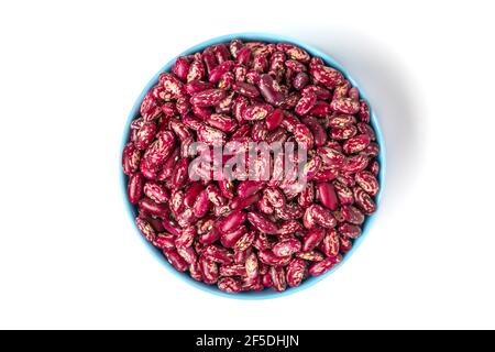 Fagioli rossi in ciotola blu isolato su sfondo bianco mangiare sano, proteine vegetali concetto Flat Lay vista dall'alto. Foto Stock