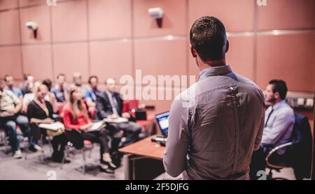 Relatore che dà un colloquio alla conferenza e presentazione di affari. Foto Stock