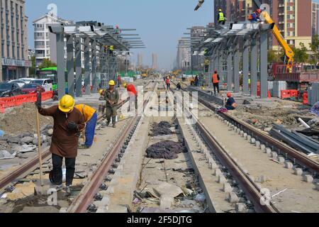 Cantiere cinese, costruendo una nuova linea di transito e stazione a Jiaxing. La città è in costruzione prima del 100° anniversario della CCP Foto Stock