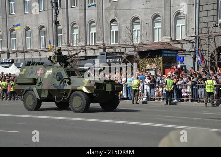 Kiev, Ucraina - 24 2018 agosto: Sfilata del giorno dell'indipendenza sulla via Khreshchatyk Foto Stock