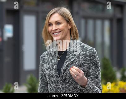 Londra, Regno Unito. 26 Marzo 2021. Jenni Falconer lascia gli studi di Global radio. Credit: Mark Thomas/Alamy Live News Foto Stock