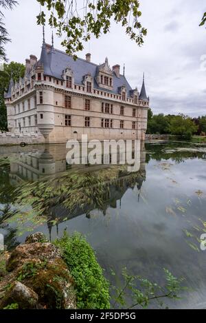 Il castello impessivo e molto popolare a Azay-le-Rideau nella Valle della Loira, Francia Foto Stock