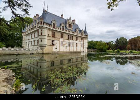 Il castello impessivo e molto popolare a Azay-le-Rideau nella Valle della Loira, Francia Foto Stock