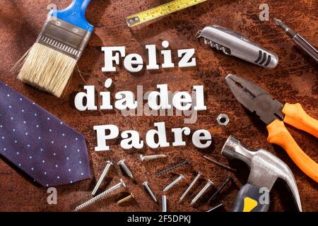 Felice giorno dei padri lettering e strumento Foto Stock