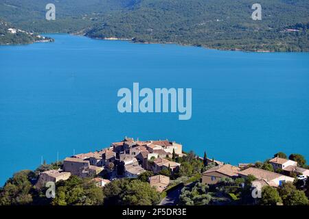 Veduta aerea del Villaggio Sainte-Croix-du-Verdon e del suo lago nel dipartimento delle Alpi dell'alta Provenza nel sud-est della Francia. Foto Stock