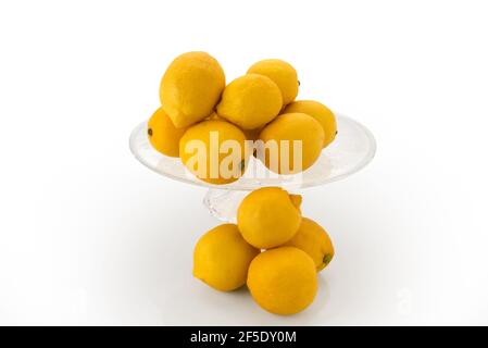 limoni di agrumi siciliani su lastra di vetro trasparente isolata su sfondo bianco Foto Stock