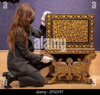 Bonhams, Londra, Regno Unito. 26 marzo 2021. I preparativi per la vendita primaverile di Bonhams di Arte Islamica e Indiana il 30 marzo include UN Bareilly Painted Wood Chest, India orientale, 19 ° secolo, stima: £2,000-3,000. Credit: Malcolm Park/Alamy Live News Foto Stock