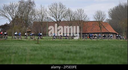 Immagine ripresa durante la corsa ciclistica dell'E3 Saxo Bank Classic, 203,9 km da e per Harelbeke, venerdì 26 marzo 2021. BELGA FOTO DIRK WAEM Foto Stock