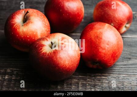 Mele da vicino sullo sfondo rustico in legno. Messa a fuoco selettiva. Profondità di campo poco profonda. Foto Stock