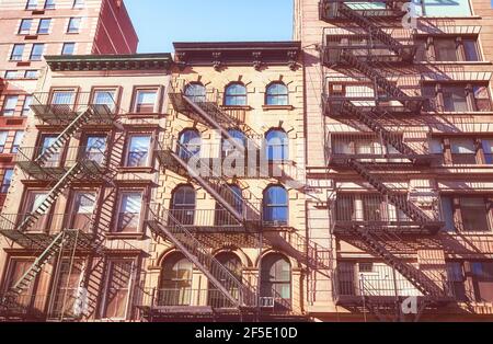 Vecchi edifici di casa cittadina con scappate di ferro fuoco, retrò colore tonato immagine, New York City, Stati Uniti. Foto Stock