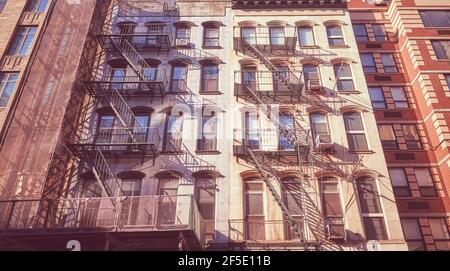 Vecchi edifici con fughe di ferro, colore applicato tonificante, New York City, Stati Uniti. Foto Stock