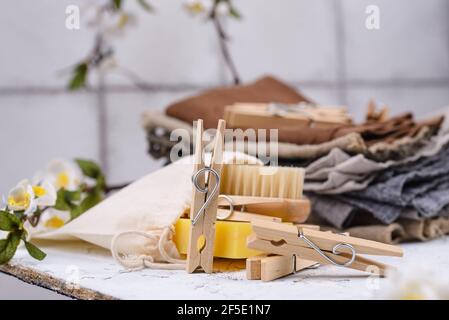 Zero spilla di vestiti di legno di spreco Foto Stock