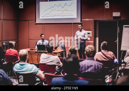 Relatore che dà un colloquio alla conferenza e presentazione di affari. Foto Stock