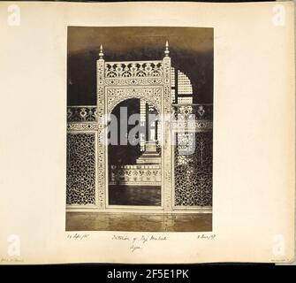 Agra; lo schermo che racchiude il sarcofagi nell'interno del Taj. Vista dello schermo che racchiude il cenotafio per Mumtaz Mahal al Taj Mahal. Lo schermo in marmo è decorato con intricati lavori a graticcio forato. La cornice dell'arco e il cenotafio alle sue spalle sono decorati con intarsi in marmo ornato. (Recto, immagine) in basso a destra, scritto a mano in negativo in due posti: '1231' (recto, mount) in basso a sinistra, scritto a mano in inchiostro nero: '24 sett. /65' in basso a sinistra, scritto a mano in matita: 'A42.7 (Bou)' in basso al centro, scritto a mano in inchiostro nero: 'Interno. Di Taj Mahal / Agraa' in basso a destra, handwr Foto Stock