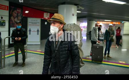 Warschau, Polonia. 26 Marzo 2021. Robert Bociaga, il giornalista polacco arrestato in Myanmar che ha lavorato per l'agenzia di stampa tedesca in Myanmar, arriva all'aeroporto. I 30 anni erano stati detenuti dai soldati a Taunggyi, la capitale dello Stato di Shan, il 11 marzo. All'epoca, Bociaga aveva riferito dalla regione sulle proteste contro la nuova giunta dopo il colpo di stato militare all'inizio di febbraio. Credit: Grzegorz Welnicki/dpa/Alamy Live News Foto Stock