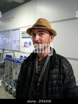 Warschau, Polonia. 26 Marzo 2021. Robert Bociaga, il giornalista polacco arrestato in Myanmar che ha lavorato per l'agenzia di stampa tedesca in Myanmar, arriva all'aeroporto. I 30 anni erano stati detenuti dai soldati a Taunggyi, la capitale dello Stato di Shan, il 11 marzo. All'epoca, Bociaga aveva riferito dalla regione sulle proteste contro la nuova giunta dopo il colpo di stato militare all'inizio di febbraio. Credit: Grzegorz Welnicki/dpa/Alamy Live News Foto Stock