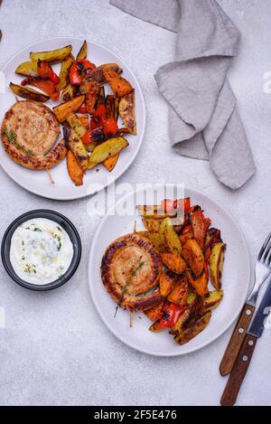 Salsicce di pollo al forno con verdure Foto Stock