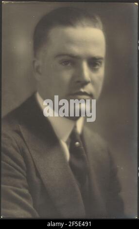 Ritratto di un uomo con il perno della fascetta Pearl. Louis Fleckenstein (americano, 1866 - 1943) Foto Stock