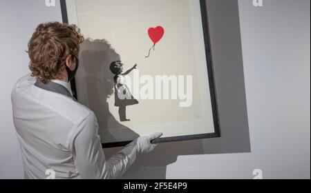 Christie's, Londra, Regno Unito. 26 Marzo 2021. Le stampe & Multiple e Banksy: Non posso credere che moroni realmente compri questo SH*t le preparazioni in linea di vendite hanno luogo dietro le porte chiuse. Immagine: Banksy, ragazza con palloncino, stima: £300,000-500,000. Credit: Malcolm Park/Alamy Live News Foto Stock