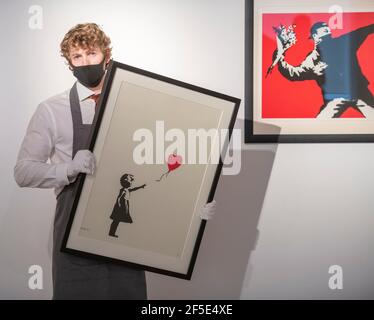 Christie's, Londra, Regno Unito. 26 Marzo 2021. Le stampe & Multiple e Banksy: Non posso credere che moroni realmente compri questo SH*t le preparazioni in linea di vendite hanno luogo dietro le porte chiuse. Immagine: Banksy, ragazza con palloncino, stima: £300,000-500,000. Credit: Malcolm Park/Alamy Live News Foto Stock