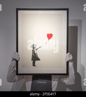 Christie's, Londra, Regno Unito. 26 Marzo 2021. Le stampe & Multiple e Banksy: Non posso credere che moroni realmente compri questo SH*t le preparazioni in linea di vendite hanno luogo dietro le porte chiuse. Immagine: Banksy, ragazza con palloncino, stima: £300,000-500,000. Credit: Malcolm Park/Alamy Live News Foto Stock