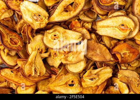 Un mucchio di pere secche in fette. Patatine di frutta secca. Cibo sano. Vista dall'alto Foto Stock